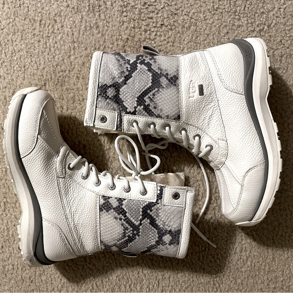 UGG ADIRONDACK BOOT. LIKE NEW